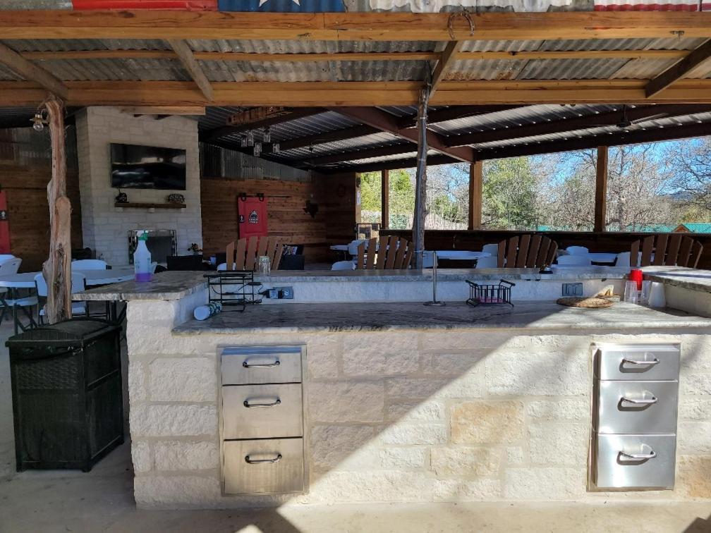 Al'S Hideaway Glamping Tents Hotel Pipe Creek Bagian luar foto